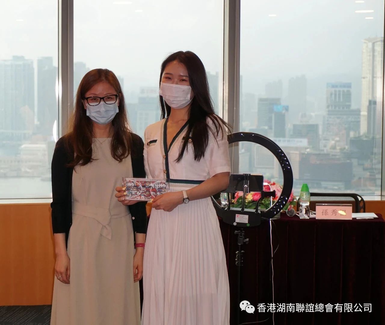 香港陝西青年會理事李泳達與萬寧處長合影